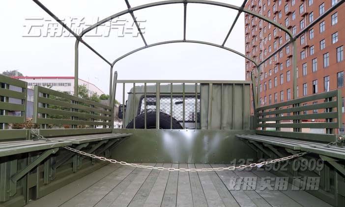 東風六驅越野卡車,四驅六驅越野車,越野專用車,EQ2102G,EQ246,軍用越野卡車,六驅運兵車