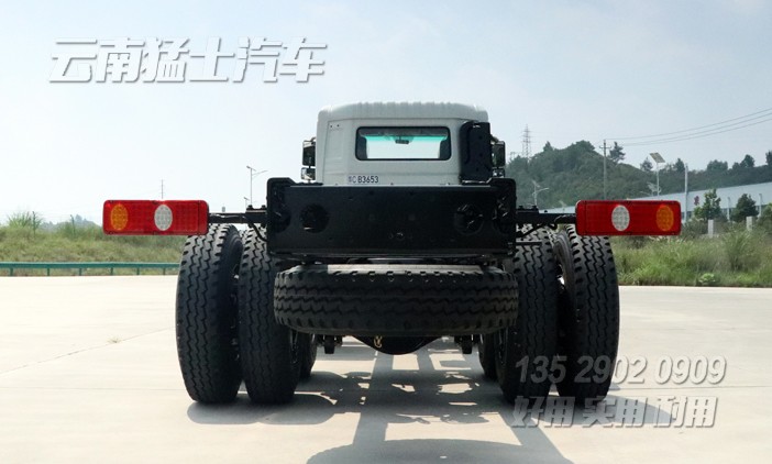 東風(fēng)8*4底盤(pán),專用車底盤(pán)改裝,東風(fēng)重型底盤(pán)出口,四橋卡車底盤(pán),30噸底盤(pán)出口