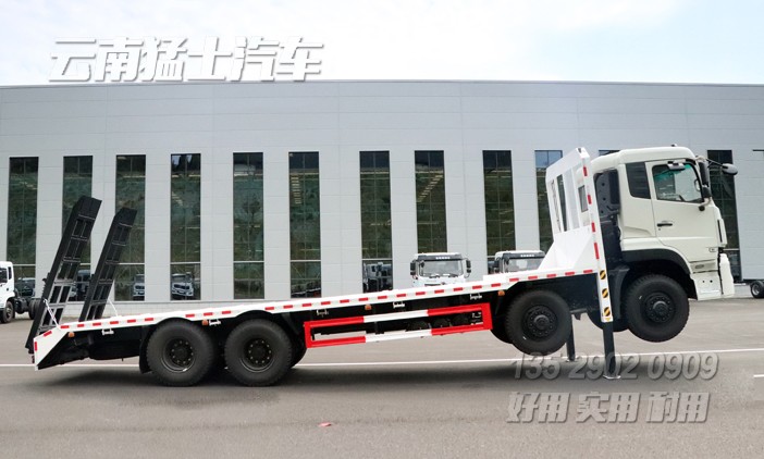 東風(fēng)8*4,平板運(yùn)輸車(chē),汽車(chē)挖機(jī)板,平板挖機(jī)車(chē),公路救援車(chē),應(yīng)急搶修車(chē),車(chē)輛救援,重型卡車(chē),特種運(yùn)輸車(chē)