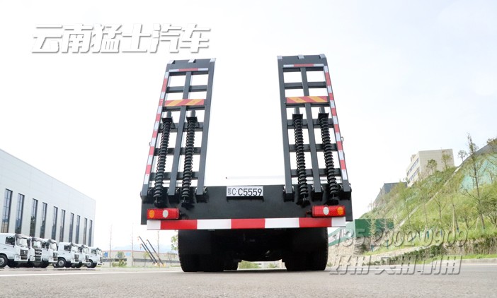 東風(fēng)8*4,平板運(yùn)輸車(chē),汽車(chē)挖機(jī)板,平板挖機(jī)車(chē),公路救援車(chē),應(yīng)急搶修車(chē),車(chē)輛救援,重型卡車(chē),特種運(yùn)輸車(chē)