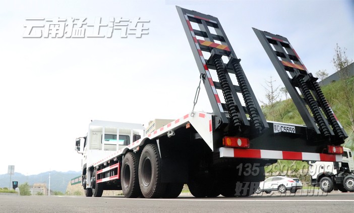 東風(fēng)8*4,平板運(yùn)輸車(chē),汽車(chē)挖機(jī)板,平板挖機(jī)車(chē),公路救援車(chē),應(yīng)急搶修車(chē),車(chē)輛救援,重型卡車(chē),特種運(yùn)輸車(chē)