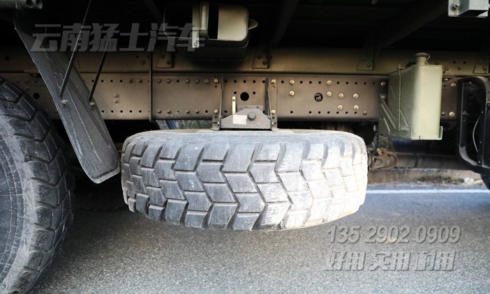 國(guó)五運(yùn)兵車,出口型運(yùn)兵車,EQ2130GA,東風(fēng)6x6卡車,六驅(qū)柴油貨車