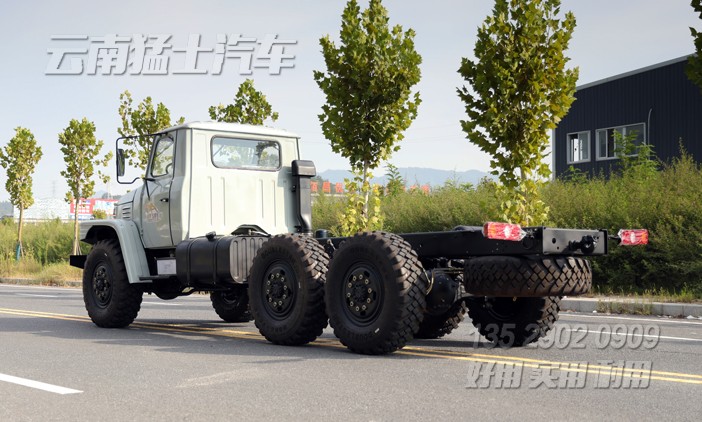 EQ2100E6D,6x6越野底盤,210馬力尖頭卡車,東風(fēng)經(jīng)典底盤,專用車出口,專用車改裝