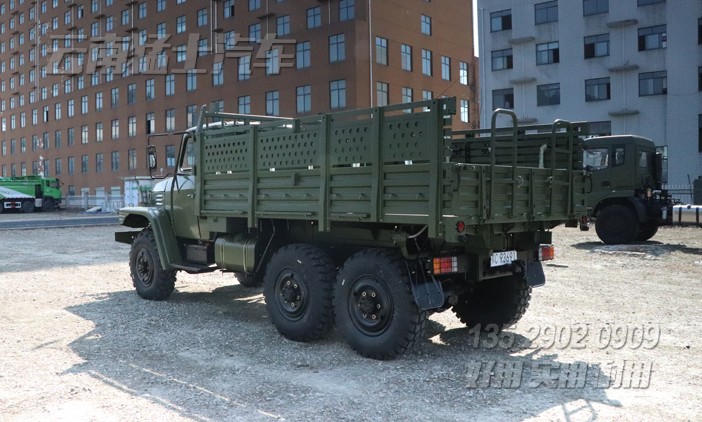 東風25Y,軍綠色越野卡車,運兵車,EQ2082,帶絞盤的越野車,尖頭貨車