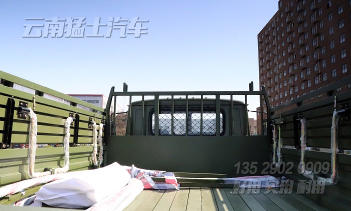 東風25Y,軍綠色越野卡車,運兵車,EQ2082,帶絞盤的越野車,尖頭貨車