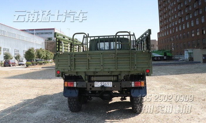 東風25Y,軍綠色越野卡車,運兵車,EQ2082,帶絞盤的越野車,尖頭貨車