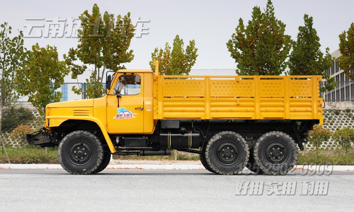 長鼻子卡車,雙擋風(fēng)玻璃,越野運(yùn)輸車,EQ240,東風(fēng)經(jīng)典6x6