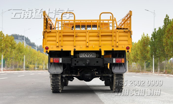 長鼻子卡車,雙擋風(fēng)玻璃,越野運(yùn)輸車,EQ240,東風(fēng)經(jīng)典6x6