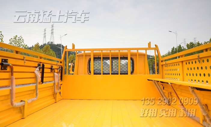 長鼻子卡車,雙擋風(fēng)玻璃,越野運(yùn)輸車,EQ240,東風(fēng)經(jīng)典6x6