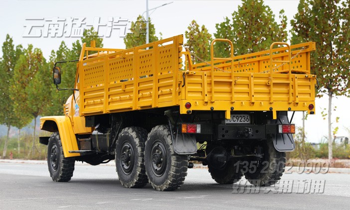 長鼻子卡車,雙擋風(fēng)玻璃,越野運(yùn)輸車,EQ240,東風(fēng)經(jīng)典6x6