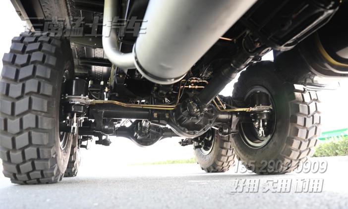 出口型輕卡,2.5噸越野卡車,東風(fēng)山貓整車,駝灰色卡車,加強(qiáng)款卡車,六驅(qū)柴油載貨車
