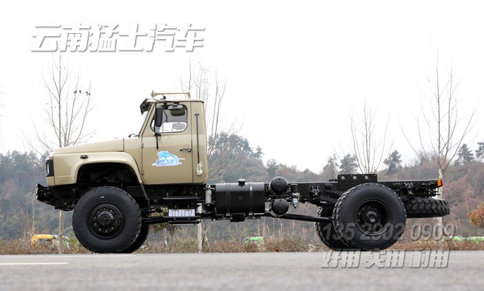 四驅(qū)東風(fēng)底盤(pán),尖頭越野專(zhuān)用車(chē),240馬力長(zhǎng)頭貨車(chē),專(zhuān)用車(chē)廠家,定制化二類(lèi)底盤(pán),18噸尖頭底盤(pán)