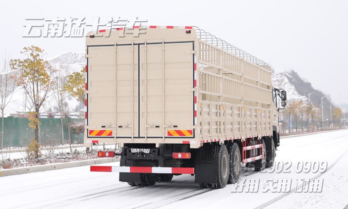 圍欄畜牧車,果蔬運(yùn)輸車,12米重型貨車,420馬力倉柵車,四橋卡車,東風(fēng)后八輪