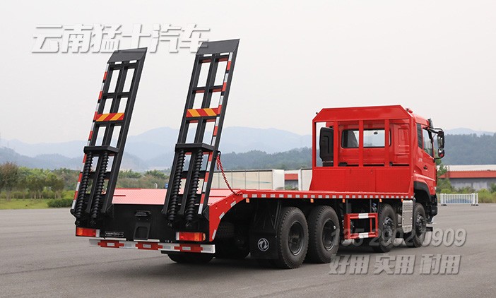 東風(fēng)天龍平板車,挖掘機(jī)平板車,爬梯平板車,9.4米板車,前四后八重型板車,DFH1310平板運輸車