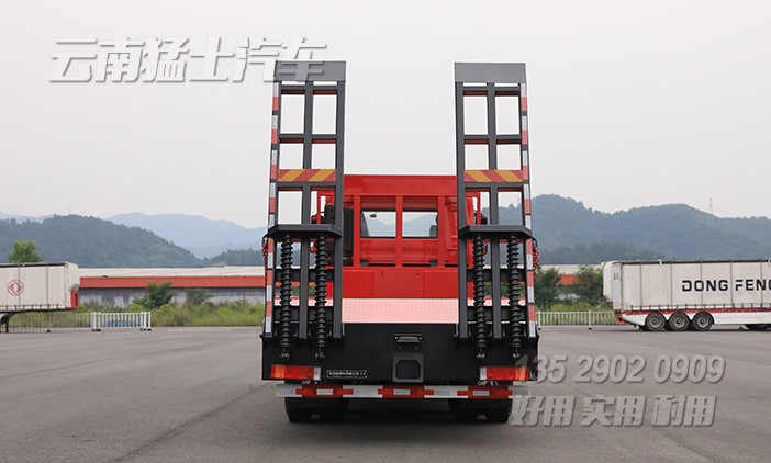 東風(fēng)天龍平板車,挖掘機(jī)平板車,爬梯平板車,9.4米板車,前四后八重型板車,DFH1310平板運輸車