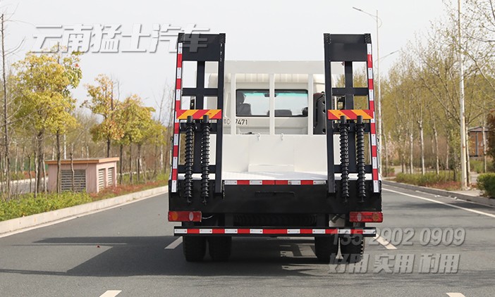 平板挖機(jī)車(chē),挖掘機(jī)運(yùn)輸車(chē),挖機(jī)托運(yùn)平板車(chē),鉤機(jī)板,液壓爬梯車(chē)