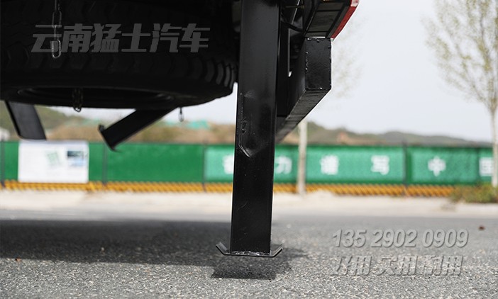 平板挖機(jī)車(chē),挖掘機(jī)運(yùn)輸車(chē),挖機(jī)托運(yùn)平板車(chē),鉤機(jī)板,液壓爬梯車(chē)