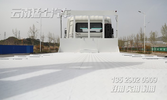 平板挖機(jī)車(chē),挖掘機(jī)運(yùn)輸車(chē),挖機(jī)托運(yùn)平板車(chē),鉤機(jī)板,液壓爬梯車(chē)